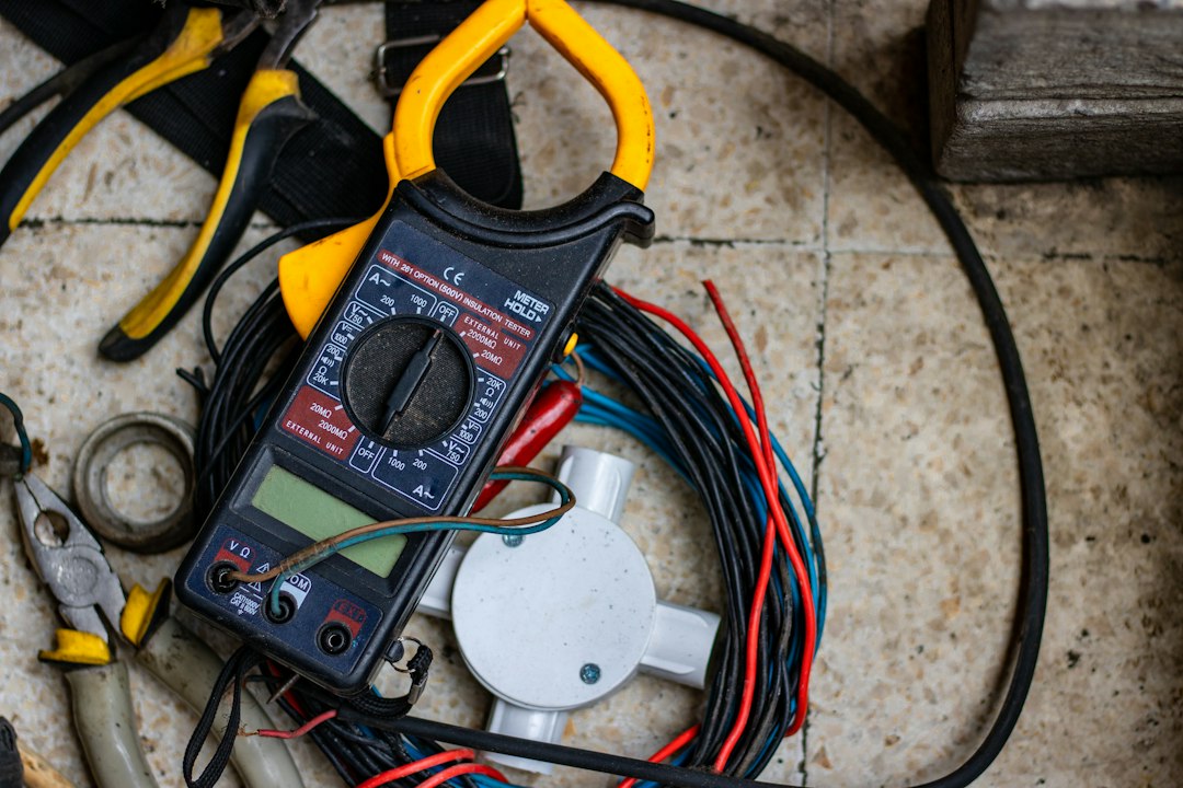 Fluke 325 True-RMS Clamp Meter for Welding Shops: What It Can Check