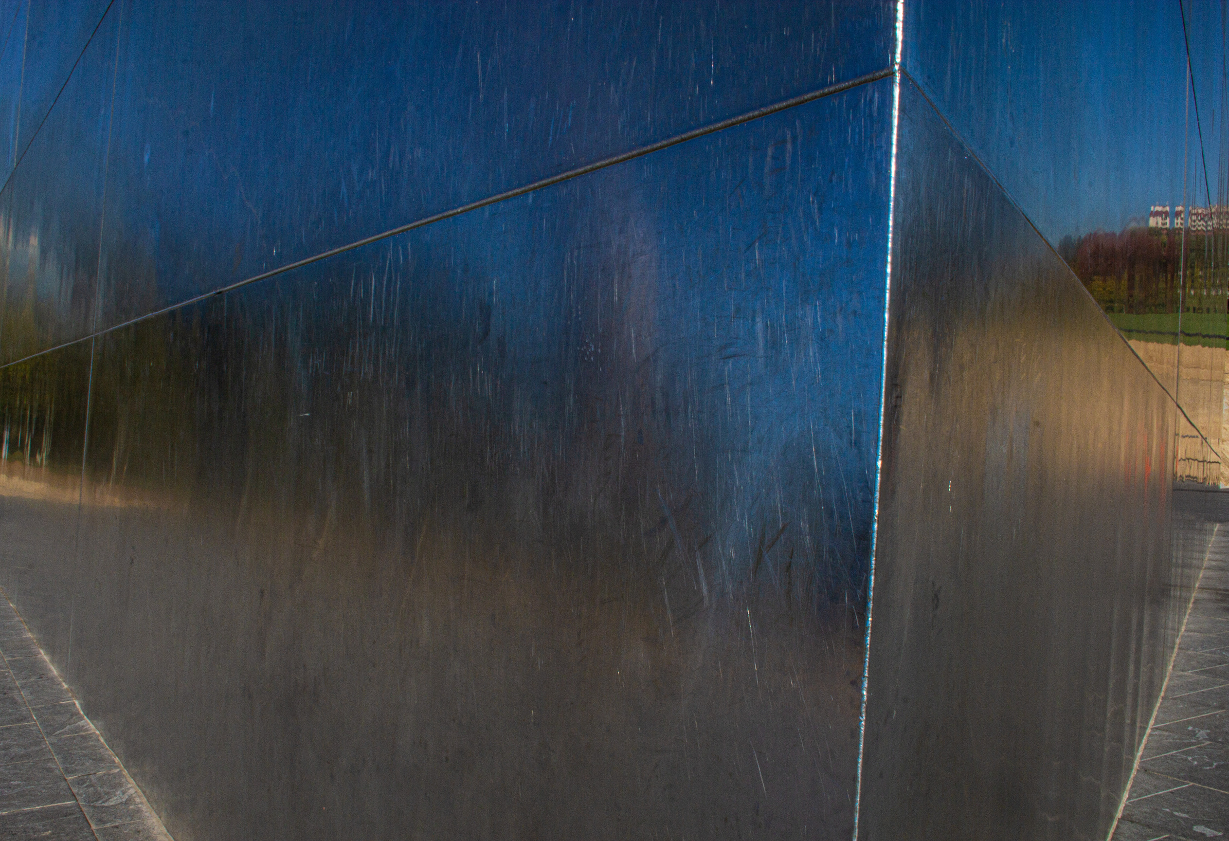 Close-up of the Gateway Arch's stainless-steel plates and welded seams, photographed in 2018; NPS public-domain photo.